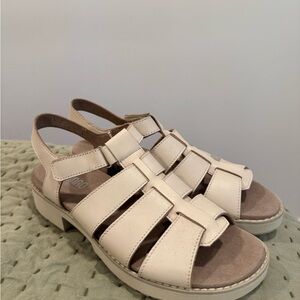 BRAND NEW Munro Proper Size Perfect Fit Fisherman Cream Sandals Comfort Shoe